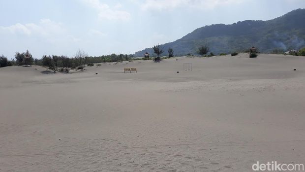 Gumuk pasir Parangtritis di Kapanewon Kretek, Kabupaten Bantul.