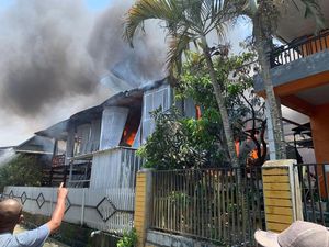 2 Rumah di Sidrap Kebakaran Diduga Akibat Korsleting Listrik 2 Rumah di Sidrap Kebakaran Diduga Akibat Korsleting Listrik