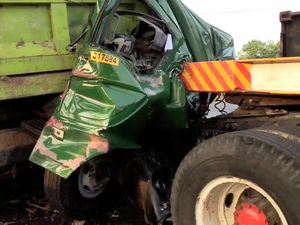 Truk Trailer Tabrak Truk Pasir di Tol Cakung, Peti Kemas Sampai Terlepas Truk Trailer Tabrak Truk Pasir di Tol Cakung, Peti Kemas Sampai Terlepas