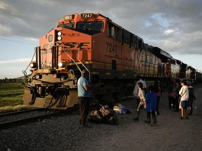 Kerap Ditumpangi Migran Ilegal, Kereta Kargo di Meksiko Berhenti Operasi