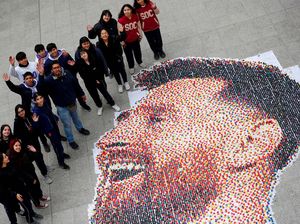 Keren! Siswa Ini Bikin Mural Lionel Messi dari Tutup Botol
