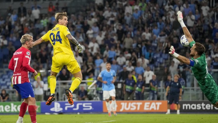 Lazios goalkeeper Ivan Provedel, second from left, scores his sides opening goal during a Champions League group E soccer match between Lazio and Atletico Madrid, at Romes Olympic Stadium, Tuesday, Sept. 19, 2023. (AP Photo/Andrew Medichini)