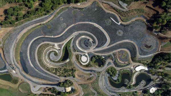 Luar Biasa! Taman di Bosnia Disulap Seperti Lukisan Van Gogh