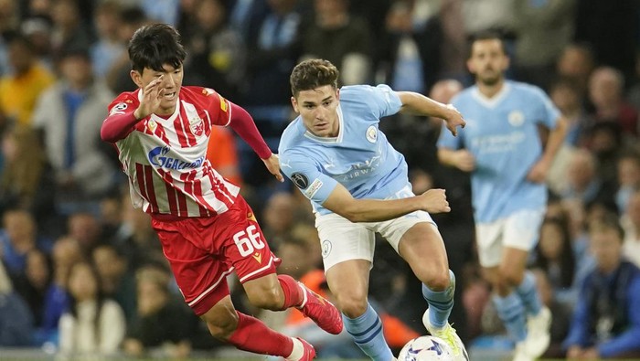 Manchester Citys Julian Alvarez runs with the ball away from Red Stars Hwang In-beom, left, during the Champions League group G soccer match between Manchester City and Red Star Belgrade in Manchester, England, Tuesday Sept. 19, 2023. (AP Photo/Dave Thompson)