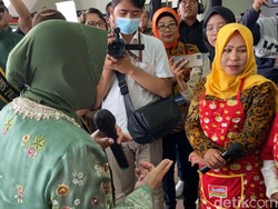 Mata Komariah Berkaca-kaca Kala Dapat Gerobak Jualan dari Mensos