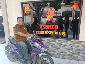 PNS di Jambi Curi HP Siswi SMA, Ngaku Buat Beli Rokok PNS di Jambi Curi HP Siswi SMA, Ngaku Buat Beli Rokok