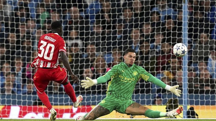 Red Star Belgrades Osman Bukari (left) scores their sides first goal of the game which is given following a VAR check after initially being ruled out for offside, during the Champions League group G soccer match between Manchester City and Red Star Belgrade in Manchester, England, Tuesday Sept. 19, 2023. (Martin Rickett/PA via AP)