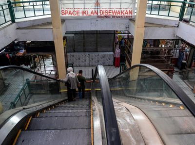 Pasar di Bandung Sepi Parah, Penjual Lari ke Online