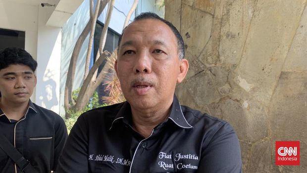 Pengacara keluarga SAH (8) siswi SD di Menganti, Gresik, yang buta akibat dicolok tusuk bakso, mendesak agar Kepala SDN 236 Gresik ditetapkan jadi tersangka.