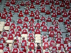 Sebagai gantinya, pihak tuan rumah memasang fans buatan yang terbuat dari potongan kardus dengan foto kepala penggemar. Ya, ampun! (Foto: AFP/ATTA KENARE)