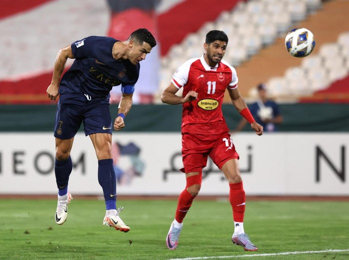 Soccer Football - Asian Champions League - Group E - Persepolis v Al Nassr - Azadi Stadium, Tehran, Iran - September 19, 2023 Al Nassr's Cristiano Ronaldo in action with Persepolis' Daniel Esmaeilifar   Majid Asgaripour/WANA (West Asia News Agency) via REUTERS   ATTENTION EDITORS - THIS IMAGE HAS BEEN SUPPLIED BY A THIRD PARTY.