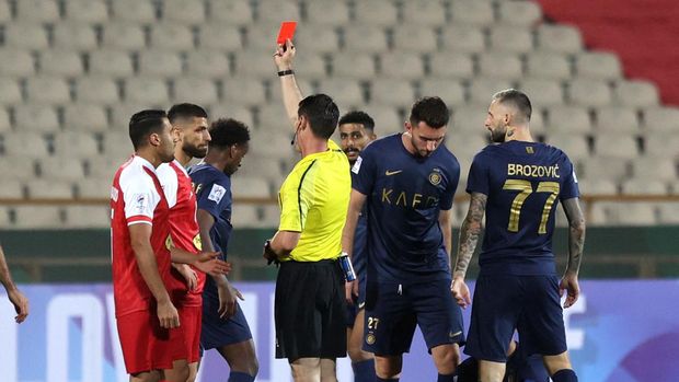 Soccer Football - Asian Champions League - Group E - Persepolis v Al Nassr - Azadi Stadium, Tehran, Iran - September 19, 2023 Persepolis' Milad Sarlak Chiva is shown a red card bt referee Ilgiz Tantashev Majid Asgaripour/WANA (West Asia News Agency) via REUTERS   ATTENTION EDITORS - THIS IMAGE HAS BEEN SUPPLIED BY A THIRD PARTY.
