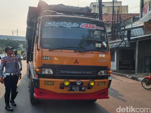 Sering Bikin Macet, 50 Truk Melintas di Cimahi Ditilang!