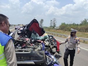 Pikap Terguling di Tol Indraprabu Ringsek Parah, Sopir Tewas
