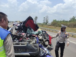 Pikap Terguling di Tol Indraprabu Ringsek Parah, Sopir Tewas