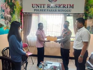 Polisi Beri Santunan ke Keluarga Sopir Taksi Online Korban Pembunuhan Polisi Beri Santunan ke Keluarga Sopir Taksi Online Korban Pembunuhan