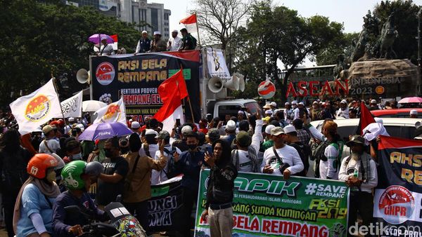 Potret Aksi Bela Rempang di Patung Kuda