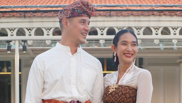 Potret Happy Salma dan Suami yang Keturunan Raja, Rayakan Anniversary ke-13