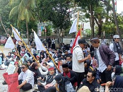 Ratusan Guru Honorer di NTB Bakar SK Bupati Tuntut Tambah Formasi PPPK