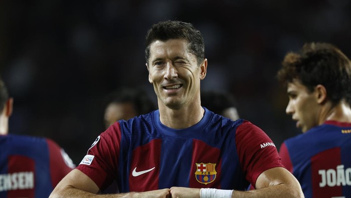 Barcelonas Robert Lewandowski celebrates after scoring his sides second goal during the Champions League Group H soccer match between Barcelona and Royal Antwerp at the Olympic Stadium of Montjuic in Barcelona, Spain, Tuesday, Sept. 19, 2023. (AP Photo/Joan Monfort)