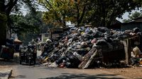 25 Ribu Ton Sampah Menumpuk di Bandung Imbas TPA Sarimukti Terbakar