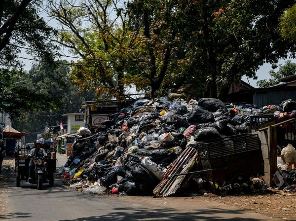 25 Ribu Ton Sampah Menumpuk di Bandung Imbas TPA Sarimukti Terbakar
