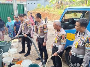 Polres Bogor Beri 80 Ribu Liter Air Bersih ke Babakan Madang yang Kekeringan