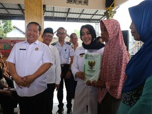 Serahkan 600 Sertifikat Tanah di 2 Desa, Ini Pesan Bupati Mojokerto