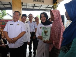 Serahkan 600 Sertifikat Tanah di 2 Desa, Ini Pesan Bupati Mojokerto