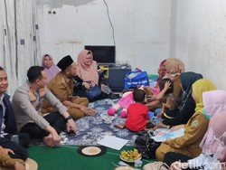 Ini Janji Bupati Gresik untuk Siswi SD yang Buta Dicolok Tusuk Bakso