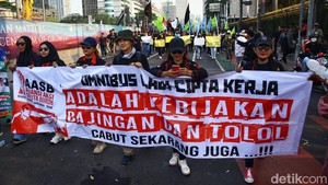 Tak Hanya GNPR, Massa Buruh Juga Menyemut di Patung Kuda