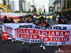 Tak Hanya GNPR, Massa Buruh Juga Menyemut di Patung Kuda
