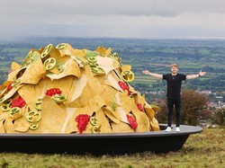 Gokil! Pria Ini Berhasil Menarik Keju Sepanjang 14.9 Meter Pakai Helikopter