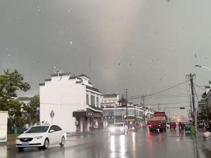 Tornado Terjang China, 5 Orang Tewas-Rumah Ambruk