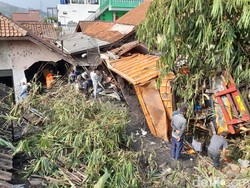 Truk Bermuatan Batu Bara Terguling hingga Seruduk 3 Rumah Warga Sumedang