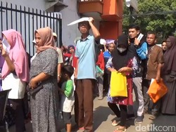 Warga Purwakarta Rela Antre Panjang demi Dapat Bantuan Beras