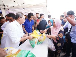 Dapat Beras Gratis dari Zulhas, Emak-emak di Lampung: Hidup Pak Mendag!