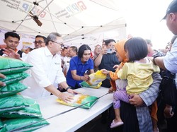 Zulhas Bagi-bagi 500 Karung Beras Gratis ke Warga Lampung
