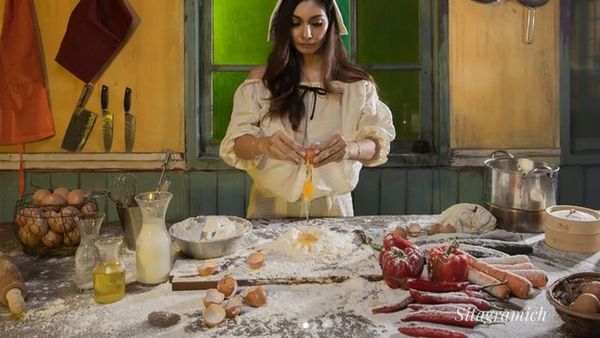 10 Potret Baby Margaretha Saat Ngeteh di Kafe Sampai Racik Kopi Enak