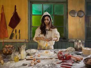 10 Potret Baby Margaretha Saat Ngeteh di Kafe Sampai Racik Kopi Enak