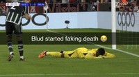 Ada yang bilang Onana pura-pura mati usai bikin blunder. (Foto: Twitter @TrollFootball)