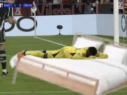 Ini bukan kali pertama Onana blunder. Pada matchday pertama melawan Bayern Munich, kiper yang baru direkrut musim panas ini juga bikin blunder usai gagal mengamankan bola sepakan Leroy Sane. Aksi rebahannya langsung menjadi meme juga. (Foto: Twitter @guccimo6)