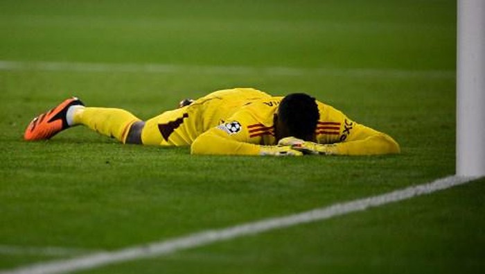 Manchester Uniteds Cameroonian goalkeeper #24 Andre Onana reacts after conceding the opening goal during the UEFA Champions League Group A football match FC Bayern Munich v Manchester United in Munich, southern Germany on September 20, 2023. (Photo by Tobias SCHWARZ / AFP)