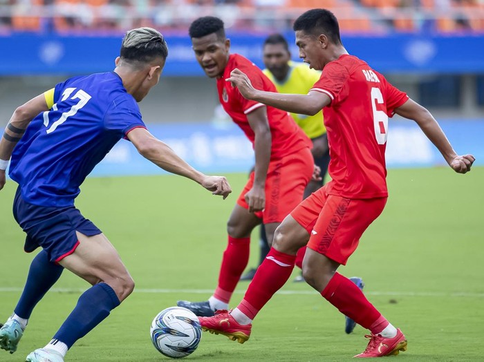 Pesepak bola Timnas U-24 Indonesia Ramai Melvian Rumakiek (tengah) menguasai bola saat melawan Taiwan dalam pertandingan kualifikasi Grup F Asian Games 2022 di Stadion Zhejiang Normal University East, Jinhua, China, Kamis (21/9/2023). Indonesia dikalahkan Taiwan dengan skor 0-1. ANTARA FOTO/HO/NOC-Indonesia/mrh/tom.