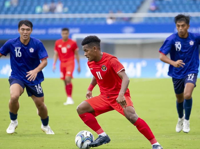 Pesepak bola Timnas U-24 Indonesia Ramai Melvian Rumakiek (tengah) menguasai bola saat melawan Taiwan dalam pertandingan kualifikasi Grup F Asian Games 2022 di Stadion Zhejiang Normal University East, Jinhua, China, Kamis (21/9/2023). Indonesia dikalahkan Taiwan dengan skor 0-1. ANTARA FOTO/HO/NOC-Indonesia/mrh/tom.