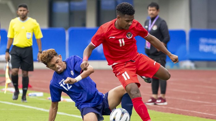 Asian Games 2022: Timnas U-24 Indonesia dikalahkan Taiwan Pesepak bola Timnas U-24 Indonesia Ramai Melvian Rumakiek (tengah) menguasai bola saat melawan Taiwan dalam pertandingan kualifikasi Grup F Asian Games 2022 di Stadion Zhejiang Normal University East, Jinhua, China, Kamis (21/9/2023). Indonesia dikalahkan Taiwan dengan skor 0-1. ANTARA FOTO/HO/NOC-Indonesia/mrh/tom.