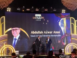 Azwar Anas Raih Penghargaan Tokoh Inisiator Birokrasi Berdampak