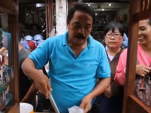 5 Bakso Ini Viral Gegara Penjualnya Nyentrik dan Laris Ribuan Butir