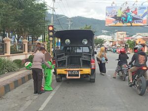 Pria di Banggai Pekerjakan Bocah Jadi Badut Jalanan, Raup Rp 200 Ribu Sehari Pria di Banggai Pekerjakan Bocah Jadi Badut Jalanan, Raup Rp 200 Ribu Sehari