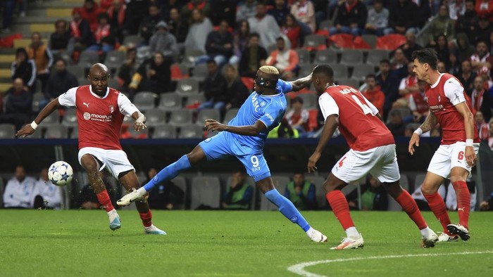 Napolis Victor Osimhen, second left, fights for the ball with Bragas Al-Musrati, left, Bragas Sikou Niakate, second right, and Bragas Jose Fonte during the Champions League group C soccer match between SC Braga and SCC Napoli at the Municipal stadium in Braga, Portugal, Wednesday, Sept. 20, 2023. (AP Photo/Luis Vieira)